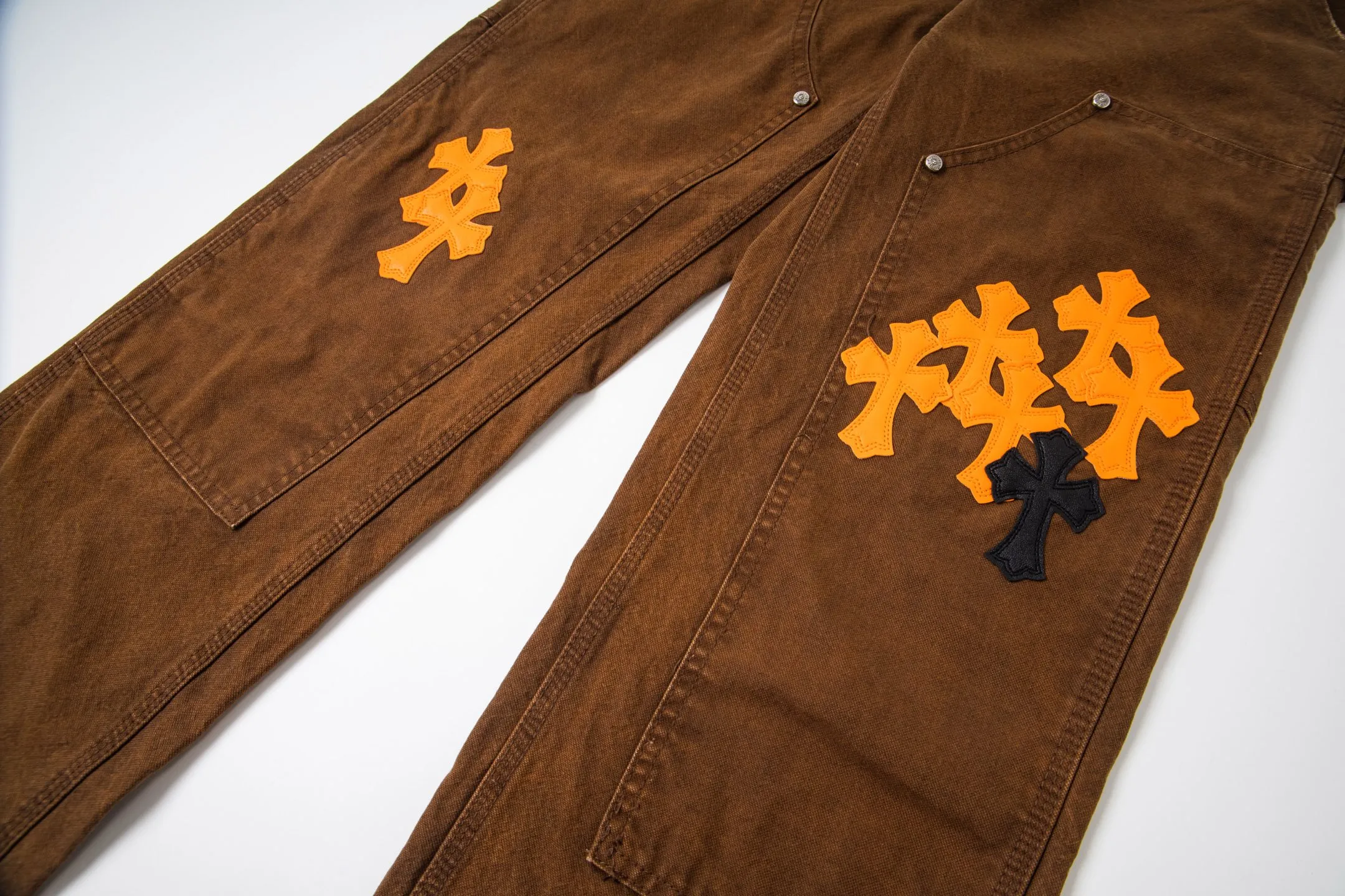 P290 Chrome Hearts Chrome Hearts Brown Logging Orange Multi-leather Jeans Multi-leather standard workwear jeans and jeans need to be washed and then disassembled and hand-stitched with sheepskin cross leather and then spliced to complete. The whole process is too complicated to describe. About Chrome Hearts This is an extremely luxurious fashion brand that can also be called the nobility of the high street. It has always been an exclusive brand for some hipsters or the second generation of rich people. Compared with ordinary high streets, it is more luxurious and noble. Compared with luxury brands, it is more fashionable and individual. It has always been a brand that I have a special liking for. Style number: 1787# Color: Brown Size: 28 30 32 34 36
